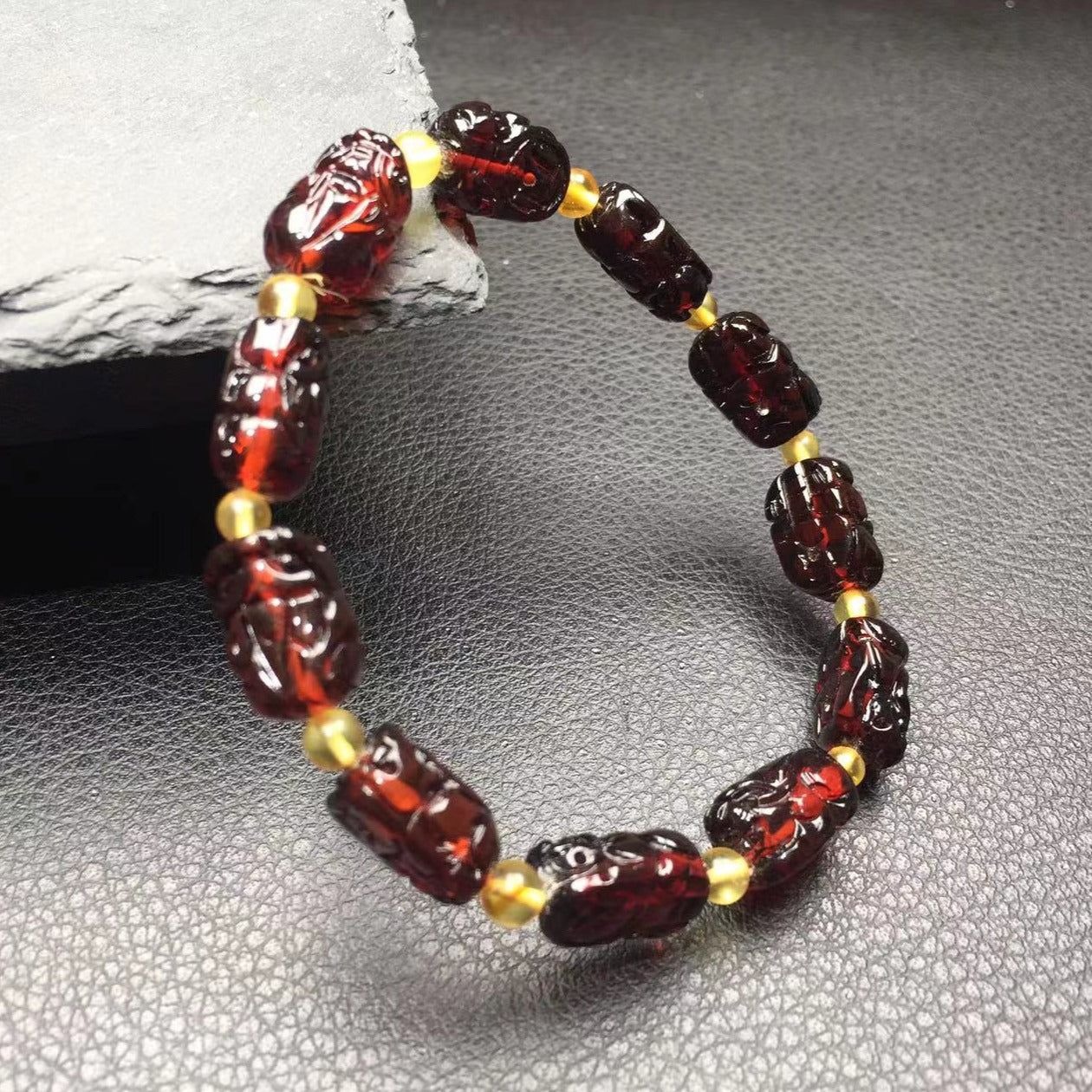 Blood pixiu amber bracelet-血红貔貅琥珀手串