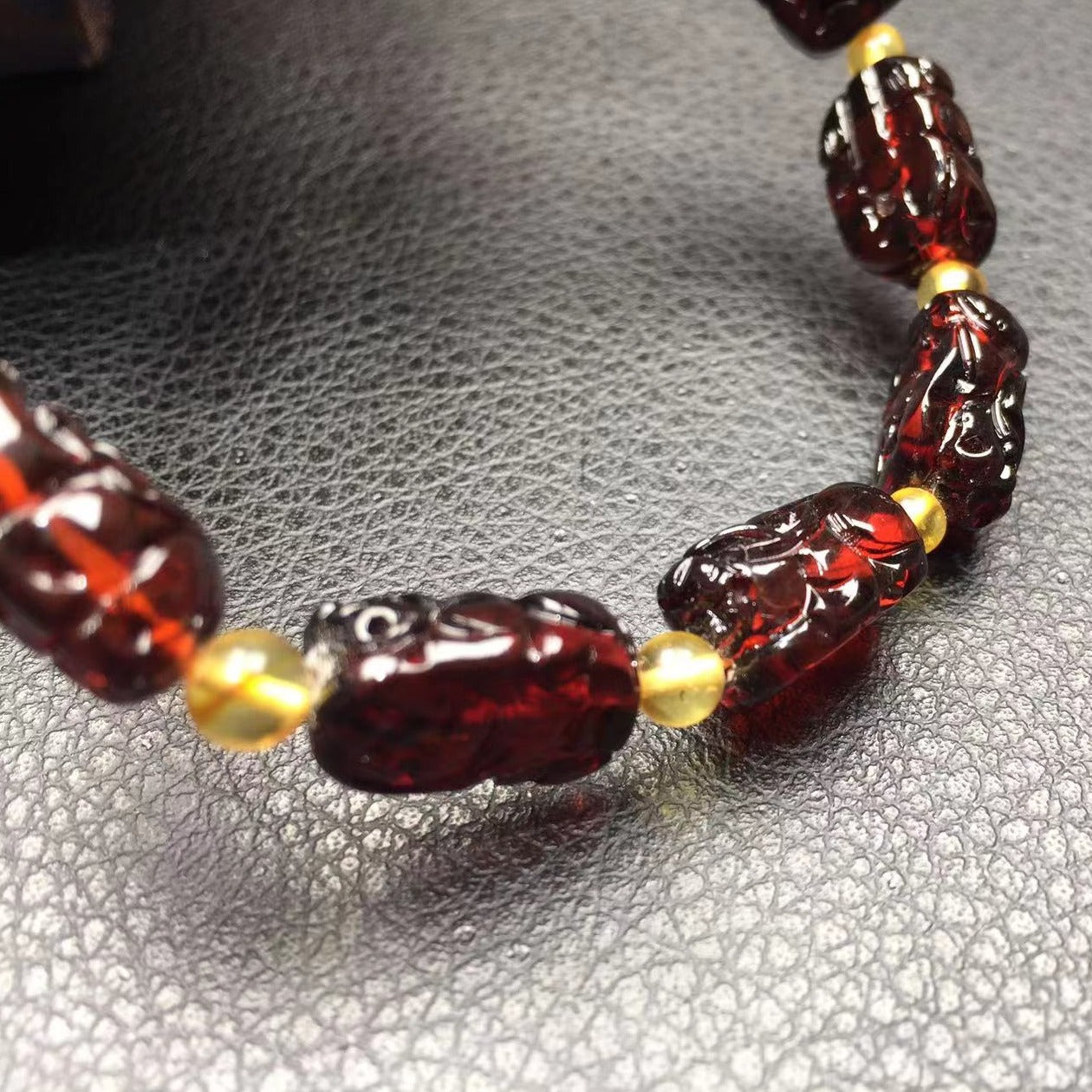 Blood pixiu amber bracelet-血红貔貅琥珀手串