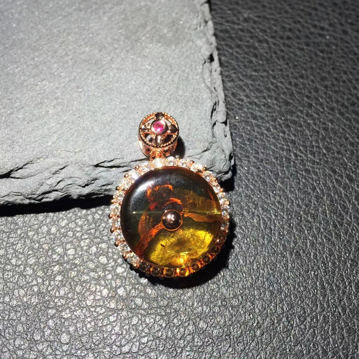 Amber inlaid pendant-琥珀镶嵌吊坠